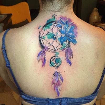  Tatouage attrape rêve avec une fleur bleue et des plumes roses et violettes